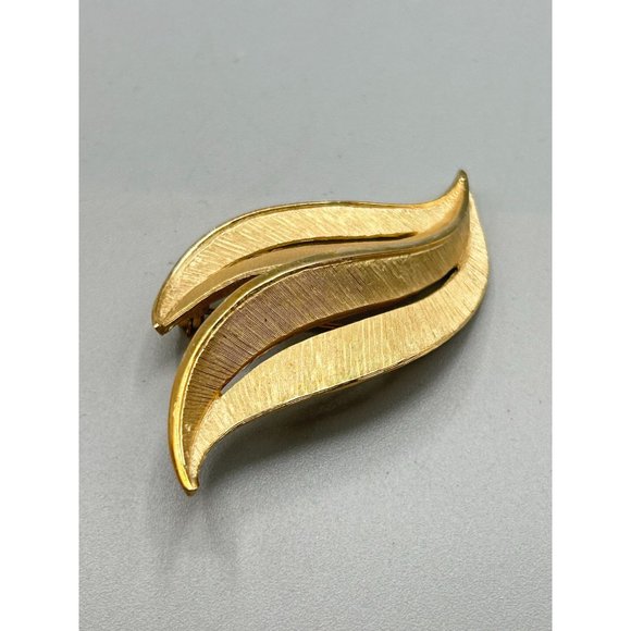Signed TRIFARI Brushed Textured Gold Tone Leaf Brooch Swirled Simple Sleek Style - Picture 3 of 6